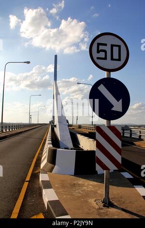 Panneaux de circulation sur le deuxième pont de l'Amitié lao-thaïlandaise sur le Mékong relie Mukdahan en Thaïlande avec la province de Savannakhet, au Laos. Banque D'Images