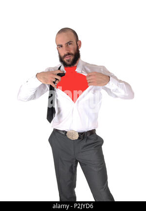 Un beau jeune homme dans une chemise blanche montrant son maillot rouge, avec une barbe et moustache, isolée pour fond blanc Banque D'Images