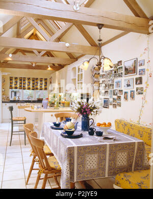 Tissu bleu à motifs sur set de table pour le petit déjeuner en salle à manger grange aménagée avec des poutres apparentes au plafond de l'apex Banque D'Images