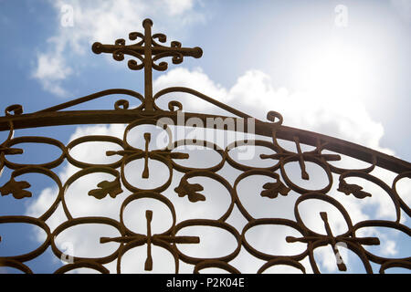 Ciel nuageux Ciel d'été vu vers le haut par la porte en fer forgé avec croix chrétienne symbole sur Santorin Banque D'Images