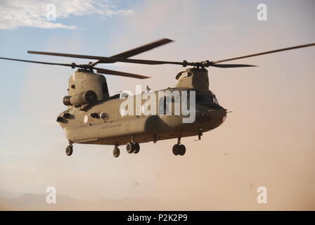 Un hélicoptère Chinook CH47 de la Compagnie Bravo, 2e bataillon du 501e Régiment d'aviation, a mené une attaque aérienne avec des soldats affectés au 1er Bataillon, 6e Régiment d'infanterie, dans le cadre d'un exercice combiné Live-Fire à Fort Bliss, le 29 septembre. (U.S. Photo de l'armée par le sergent. Tanjie Patterson, Brigade d'aviation de combat, 1st Armored Division) Banque D'Images