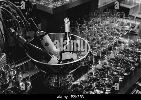 Réception Banquet table magnifiquement servi avec une variété de collations et de boissons. verres de champagne avec des bulles, bouteille d'alcool dans les glaces Banque D'Images