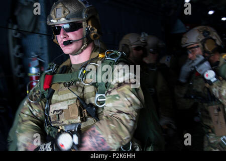 Un détachement opérationnel de parachutisme (Alpha) de l'APD 1324 se prépare pour la haute-altitude, faible-ouverture des parachutages dans Crow Valley dans la province de Tarlac, Philippines. Les jumpmasters sauts HALO a fourni une occasion de fournir à l'avance plus tactiques, la formation et des procédures (TTP). (U.S. Air Force photo : Capt Jessica Tait) Banque D'Images