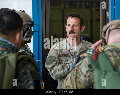 Un 1er de l'US Air Force Special Operations Squadron commandant parle avec jumpmasters de détachement opérationnel Alpha (APD) 1324 et la réaction de l'Armée Philippine Light Regiment (LRR) en préparation pour la haute-altitude, faible ouverture (HALO) parachutages d'un MC-130H Combat Talon II à la base aérienne de Clark, le 24 septembre. Si l'auréole airdrop n'était pas une partie officielle de piston en teck 2016, la présence d'un MC-130H aux Philippines a permis un engagement de formation unique. (U.S. Air Force photo : Capt Jessica Tait) Banque D'Images