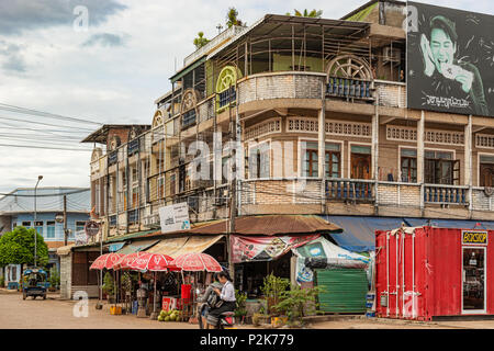 Pakse, Laos - 7 novembre, 2017 : moto sur la rue avec de vieux bâtiments coloniaux français avec la décoloration de la peinture à Pakse, Laos Banque D'Images