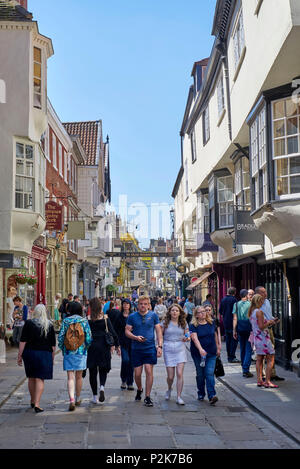 Stonegate, le centre-ville de York, sur un poste occupé l'été ensoleillé Samedi, Yorkshire du Nord, du nord de l'Angleterre, Royaume-Uni Banque D'Images