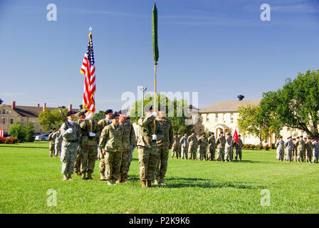 Le Sgt. 1re classe Eliot Bray, opérations avec le sergent 630e compagnie d'artillerie, supprime le 84e Bataillon d'artillerie tubé (Explosive Ordnance Disposal), 71e Groupe d'artillerie, Unité de la parade domaine guidon lors d'une cérémonie d'inactivation du 30 septembre à Fort Riley. Bray a effectué les couleurs sur le terrain pour être objet non enveloppé durant la cérémonie d'activation à Fort Riley, 16 juin 2007. (Sgt. Dana Moen, 1er Inf. Div. Affaires publiques) Banque D'Images