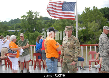 Le général Stephen R. Hogan, adjudant général de la Garde nationale du Kentucky Gold Star parle avec les familles pendant les survivants des services d' Riverboat Ride sur l'Ohio à Newport, Ky., 10 juin 2018. (U.S. Photo de la Garde nationale 1er lieutenant Michael Reinersman) Banque D'Images