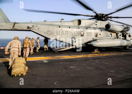 U.S. 5ÈME ZONE DES OPÉRATIONS DE LA FLOTTE (10 juin 2018) La Marine américaine Corpsmen affecté à la 26e Marine Expeditionary Unit (MEU), bord d'un CH-53E Super Stallion moyen maritime avec l'escadron à rotors basculants (VMM) 162 (renforcée), 26e MEU, afin d'effectuer une formation en soins en vol à bord de la classe Wasp-navire d'assaut amphibie USS Iwo Jima (DG 7) dans la 5e flotte américaine zone d'opérations, 10 juin 2018. La 26e MEU et IWO ARGare déployés dans la 5e flotte américaine AO pour soutenir des opérations de sécurité maritime pour rassurer les partenaires et alliés, de préserver la liberté de navigation et de commerce, Freeflow. (U.S. Marine Co Banque D'Images