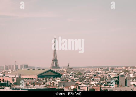 Vue sur le paysage urbain de beaux bâtiments et de la tour Eiffel Banque D'Images