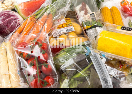 Produits frais, légumes, fruits, chaque emballés individuellement dans une pellicule plastique, toute la nourriture est disponible dans le même supermarché même sans plastique packagin Banque D'Images