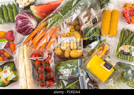 Produits frais, légumes, fruits, chaque emballés individuellement dans une pellicule plastique, toute la nourriture est disponible dans le même supermarché même sans plastique packagin Banque D'Images