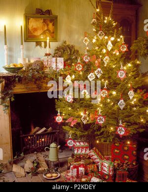 Needlepoint décorations sur arbre de Noël dans la salle de séjour cottage Banque D'Images