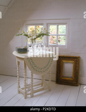 Blanc au pochoir gate-leg table et gold frame cottage salle à manger avec marbre peint en blanc Banque D'Images