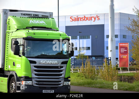 Le parc industriel d'affaires à Bedford où l'Asda et Sainsbury's ont leurs entrepôts de distribution logistique. Sainsbury, a fait une offre pour acheter l'Asda Banque D'Images