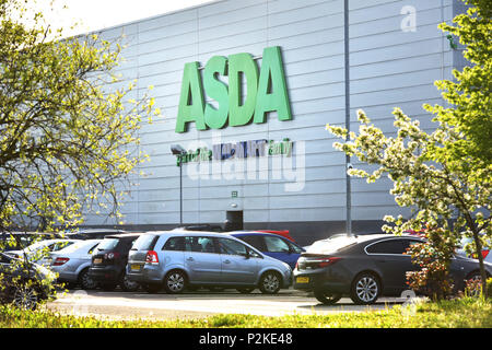 Le parc industriel d'affaires à Bedford où l'Asda et Sainsbury's ont leurs entrepôts de distribution logistique. Sainsbury, a fait une offre pour acheter l'Asda Banque D'Images