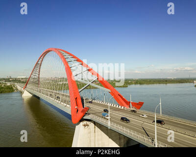 Vue aérienne du plus grand pont en arc multi-niveaux en Russie. Bugrinsky bridge à Novosibirsk et skyline. Banque D'Images