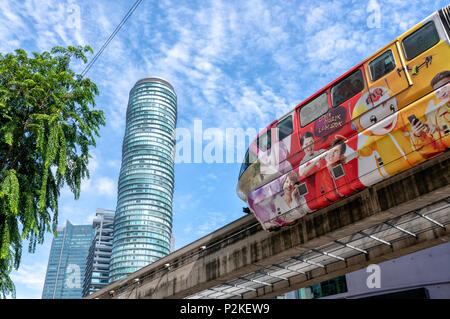 Un monorail automobile passe au-dessus d'une route principale dans le centre de Kuala Lumpur, Malaisie Banque D'Images