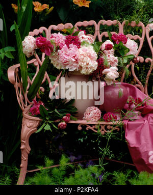 Still-Life de vase de pivoines rose sur banc de jardin peint rose Banque D'Images
