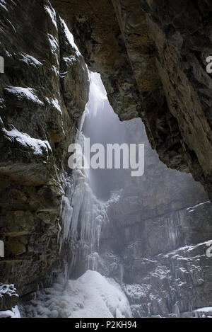 Vue de Breitachklamm aux murs de Steep Rock en hiver avec des chutes de neige et de glaçons, Obersdorf, Allemagne 2014 Banque D'Images