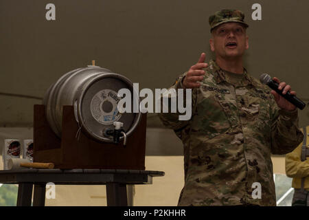 L'ARMÉE AMÉRICAINE Le Général Anthony Funkhouser, Centre de formation militaire initiale, commandant témoigne de la présence d'Oktoberfest celebration at Joint Base Langley-Eustis, Va., 30 septembre 2016. L'événement comprenait les professionnels hollandais qui font bande à pois allemand de la musique. (U.S. Air Force photo par un membre de la 1re classe Derek Seifert) Banque D'Images