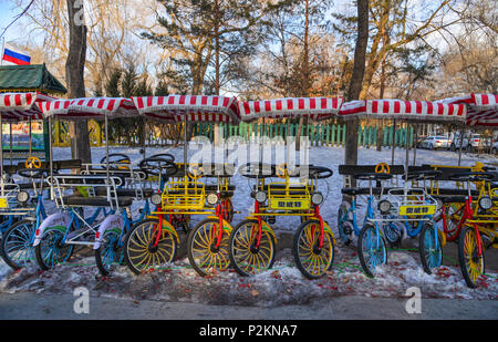 Harbin, Chine - Feb 22, 2018. En attente de pousse-pousse dans le parc à Harbin, Chine. Harbin est plus grande ville dans la région nord-est de la Chine. Banque D'Images