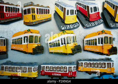 La ligne de tram 28 en tant qu'aimant frigo, Lisbonne, Portugal Banque D'Images