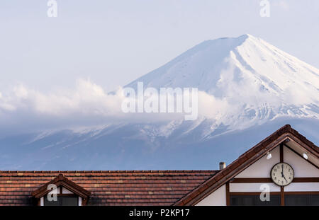 Réveil qui marque 5 heures avec le pic enneigé du Mont Fuji, au Japon dans l'arrière-plan Banque D'Images