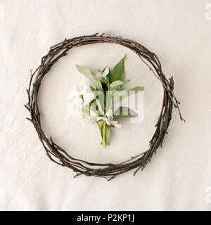 Composition florale. Couronne faite d'roools, feuilles, fleurs et tissus sur fond blanc. Style rustique du décor à la maison, télévision, vue d'en haut. Banque D'Images