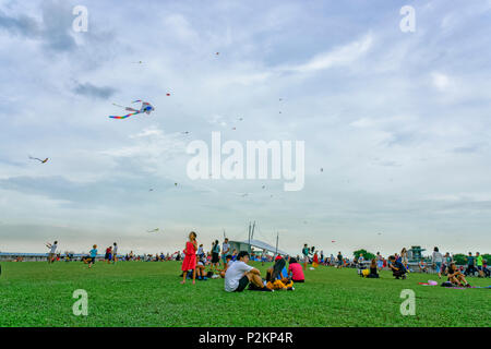 Singapour - 25 mai 2018 : les personnes, les familles et les enfants qui jouent avec des cerfs-volants à Marina Barrage à Singapour d'un dimanche après-midi Banque D'Images