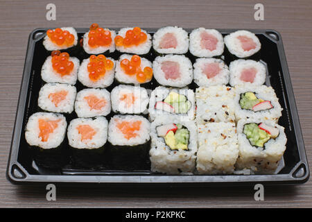 Deux douzaines de rouleaux de sushi Cuisine japonaise au niveau du bac Banque D'Images
