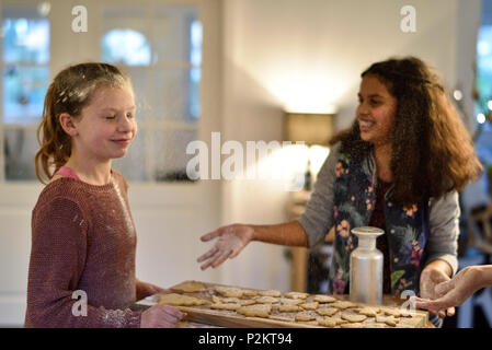 11 ans Filles baking christmas cookies, Hambourg, Allemagne Banque D'Images