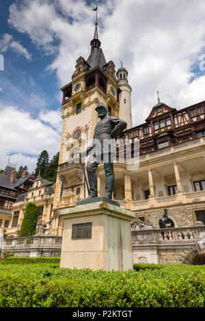 La Statue de Carol I de Roumanie, le château de Peles, Sinaia, Roumanie Banque D'Images