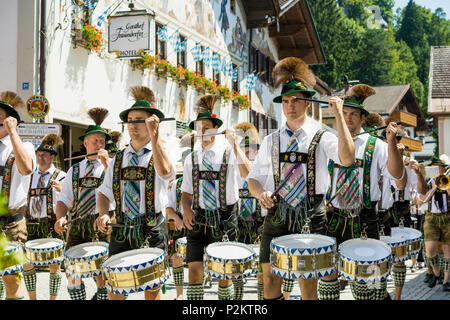 Prozession traditionnel, Garmisch-Partenkirchen, Haute-Bavière, Bavière, Allemagne Banque D'Images
