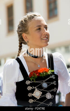 Jeune fille en vêtements traditionnels, traditionnelle, prozession, Garmisch-Partenkirchen Haute-bavière, Bavière, Allemagne Banque D'Images