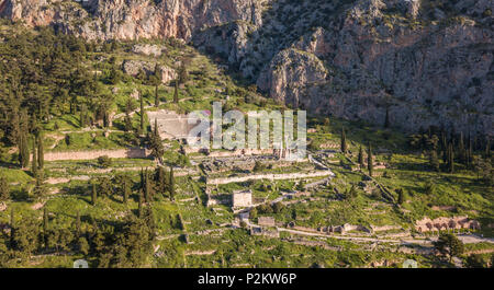 Vue aérienne de l'ancienne cité de Delphes, le célèbre sanctuaire situé dans l'ancienne région de Phocide en Grèce centrale Banque D'Images