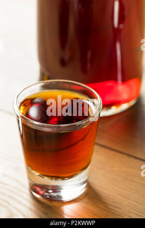 Sloe gin rouge dans un verre de liqueur Banque D'Images