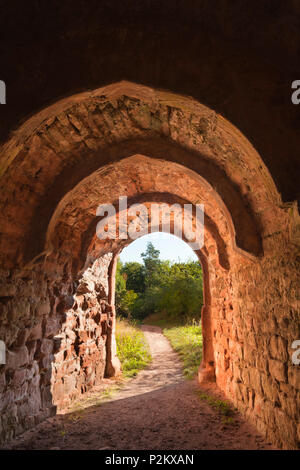 Gate à château Drachenfels, près de Busenberg, Dahner Felsenland, parc naturel de la Forêt du Palatinat, Rhénanie-Palatinat, Allemagne Banque D'Images