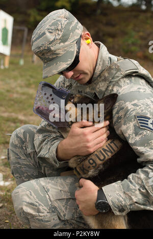 Le s.. David Schultz, 66e Escadron des Forces de sécurité de chien de travail militaire, les récompenses pour Peta MWD étant obéissants au cours d'un exercice de tir réel à Fort Devens, Mass., 27 septembre. Aviateurs et leurs chiens de travail militaires ont participé à la formation d'améliorer leurs capacités à travailler en équipe. (U.S. Air Force photo de Jerry Saslav) Banque D'Images