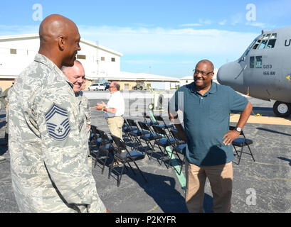 Nouveau château Air National Guard Base, Del. - Brig. Bgén (ret) Ernest Talbert, ancien commandant, 166e Airlift Wing, 2002-2005, droit, rattrape le Maître Chef Sgt. Lorne Peterson, surintendant, 166e Escadron de maintenance, à gauche, et le sergent-chef en chef Kevin Gordon, directeur de vol de réparation de composant, 166e Escadron de maintenance, extrême gauche, avant l'inauguration d'un nouvel avion pochoirs en honneur de Brig. Le général (ret) Virginia a. Schneider le 23 septembre 2016. Schneider a servi dans la Garde nationale aérienne du Delaware depuis plus de 27 ans, ont conduit le 142e Escadron d'évacuation aéromédicale en tant que commandant, un Banque D'Images