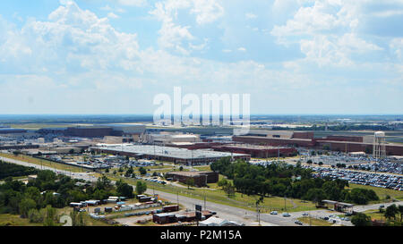 Une vue aérienne du bâtiment 3001 de la base aérienne Tinker à Midwest City, Oklahoma, montre une partie du complexe logistique aérien d'Oklahoma City, qui emploie plus de 9 400 militaires et civils avec 98 compétences professionnelles différentes. Le complexe comprend 63 bâtiments et 8,2 millions de pieds carrés d'espace industriel. Tinker AFB, nommé d'après le Major Gen. Clarence L. Tinker, célèbre son 75e anniversaire, honorant son service à la tête des bombardiers LB-30 contre les forces japonaises à Wake Island en 1942. Banque D'Images