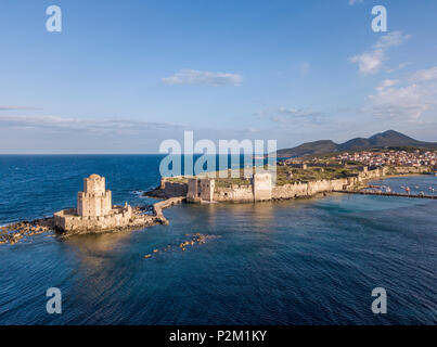 Vue aérienne du château de Modon et le Bourtzi tower sur le cap du sud du Péloponnèse, Grèce Banque D'Images