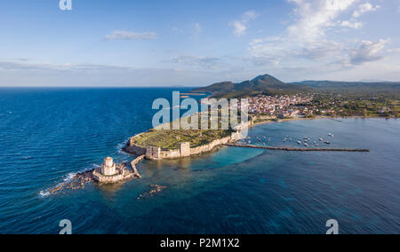 Vue aérienne du château de Modon et le Bourtzi tower sur le cap du sud du Péloponnèse, Grèce Banque D'Images