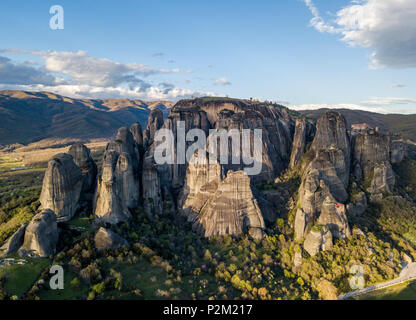Beau panorama aérien des météores piliers rocheux et de monastères en Grèce centrale Banque D'Images