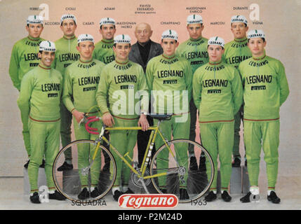 . Anglais : Legnano cycling team 1963 Carte postale . 1963 ou plus tôt. Inconnu 47 Legnano cycling team 1963 Banque D'Images