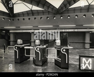 . Italiano : Stazione di Amendola-Fiera della Metropolitana di Milano, je nel tornelli pinarolo po, poco prima dell'apertura. avant 1964. Metropolitana Milanese ( ?) 56 Milan, MM Amendola-Fiera 03 Banque D'Images