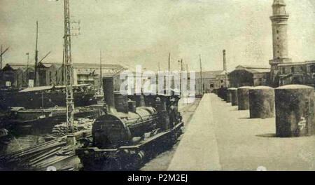 . Italiano : Porto di Napoli, coi Deposito Magazzini del Franco (sx) e la Lanterna Del Molo (dx). La locomotiva collegava il posto con la Stazione Centrale. Inizio XX secolo. vers 1900. Inconnu 48 Locomotiva nel porto di Napoli Banque D'Images