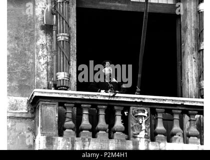 . Anglais : Noir et blanc photographie de presse leader italien Benito Mussolini de faire sa déclaration de guerre du balcon Palais de Venise à Rome, Italie. - Voir plus : http://www.italiancanadianww2.ca/collection/details/ldicea2011 sthash 0007# 0001.gu40GWpE.dpuf . 10 juin 1940. Photographe inconnu 59 Mussolini DOW 10 Juin 1940 Banque D'Images