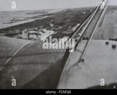 . Anglais : Un pionnier italien Caproni Ca.12 monoplan effectue un vol de démonstration sur la plage de Lido di Venezia (Venise) en avril 1912. Vue depuis à bord. 1912. 92 Non précisé vue depuis un Caproni Ca.12 voler au-dessus de Venise, Avril 1912 Banque D'Images