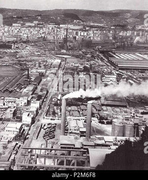 . Italiano : Bagnoli (NA) - Zona industriale vista dal Parco della Rimembranza (Posillipo), con la Cementir (en) primo piano e l' Italsider subito dopo. Autore sconosciuto. Des années 1960 aux années 1970. Inconnu 59 Napoli - Bagnoli, Cementir e Italsider Banque D'Images